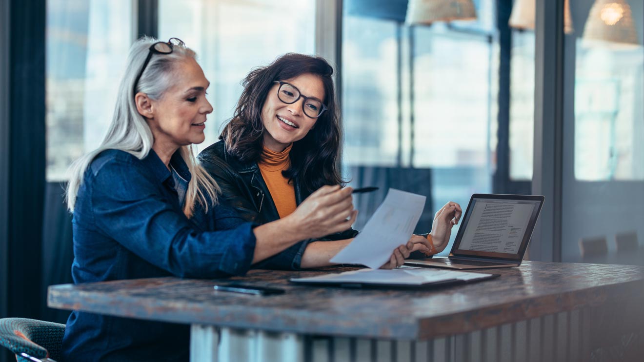 Der Umgang am Arbeitsplatz sollte grundsätzlich professionell bleiben. Trennen Sie  Beruf und Freundschaft klar.