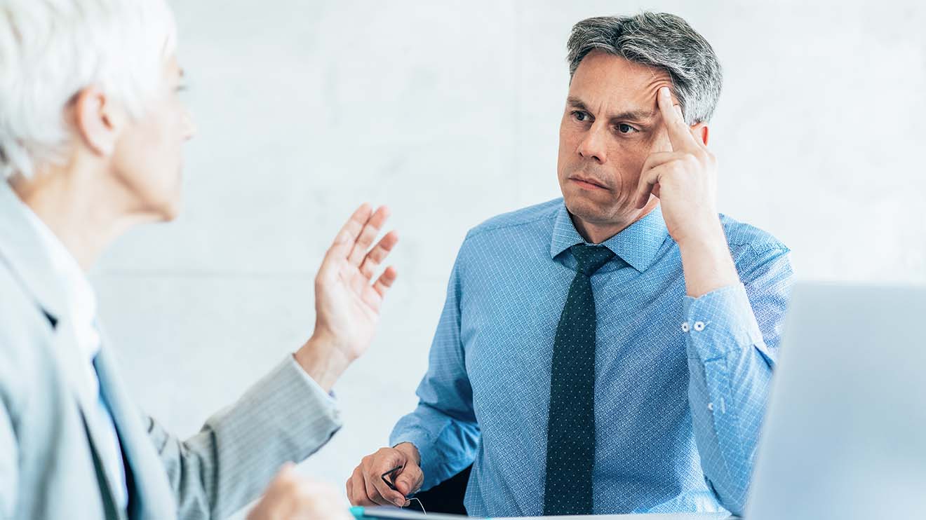 Wenn Senior-Chefs weiter im Betrieb mitreden, kann das zur Untergrabung der Autorität der Jungen gegenüber ihren Mitarbeitern führen.