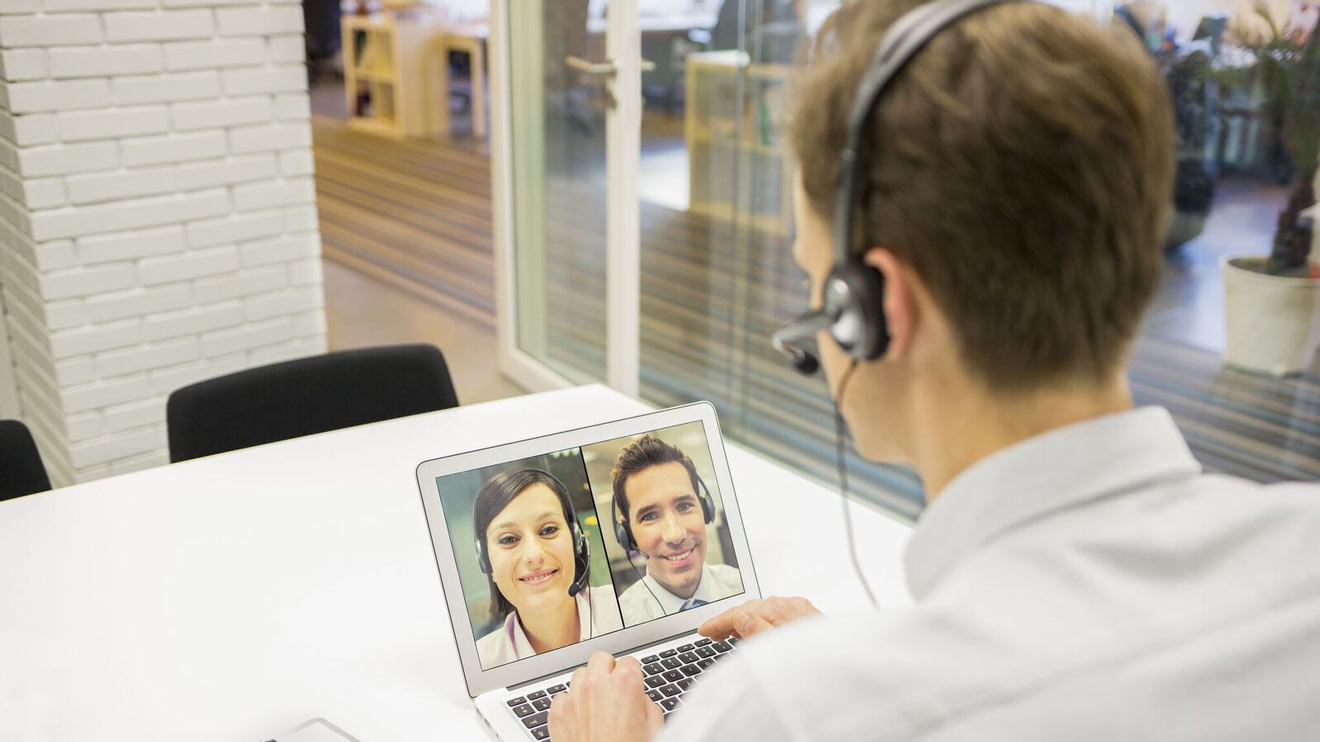 Als Gastgeber solltest du vorab den technischen Ablauf erklären. Einigen Teilnehmenden fehlt es vielleicht noch an Erfahrung mit Online-Meetings. 