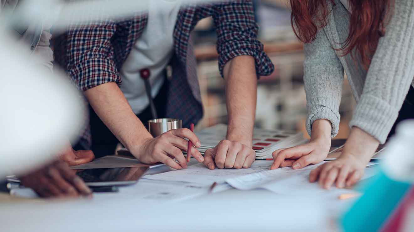 Ein Unternehmen kann nur dann funktionieren, wenn ausreichend viele Kunden vorhanden sind. Mach dir darum Gedanken darüber, wie du Kunden gewinnen willst.