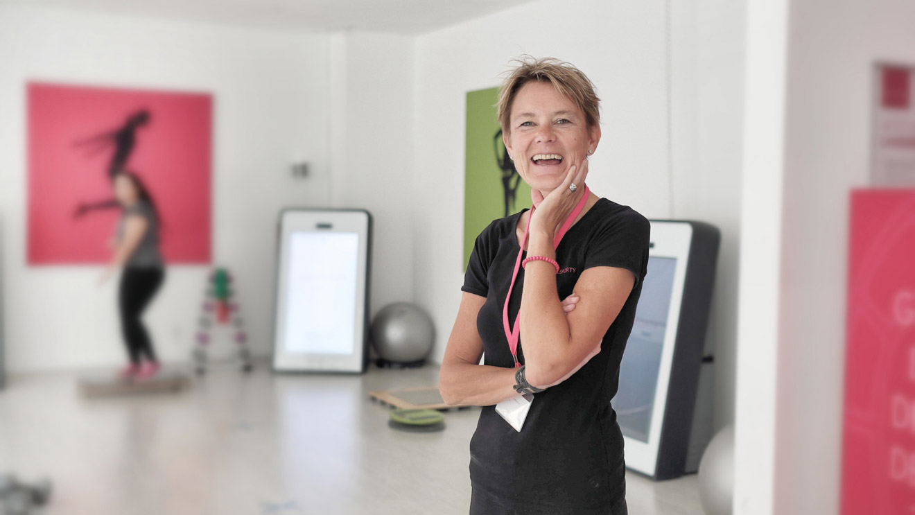 Nach einer Bandscheibenoperation kam Carina Dworak mit der Fitnessstudiokette Mrs.Sporty in Kontakt und war so begeistert, dass sie beruflich umsattelte und selbst ein Fitnessstudio eröffnete