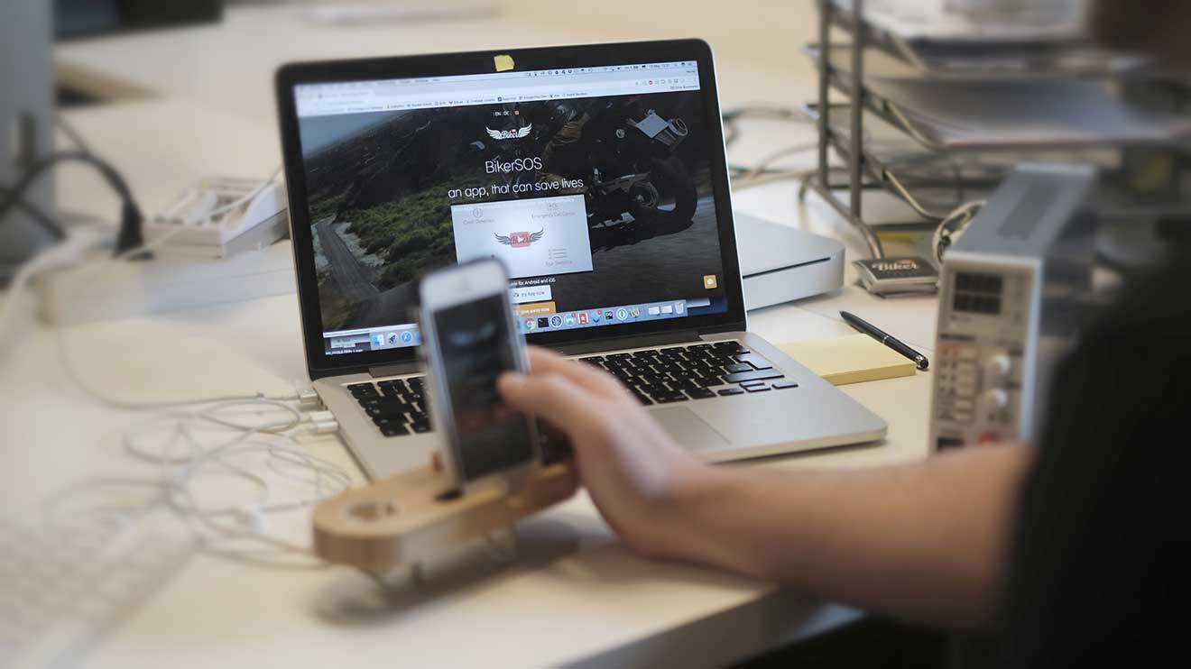 Die App BikerSOS verständigt bei einem Unfall die Notrufzentrale. Zusatzfeatures machen die App für Biker auch abseits von Notfällen attraktiv. 