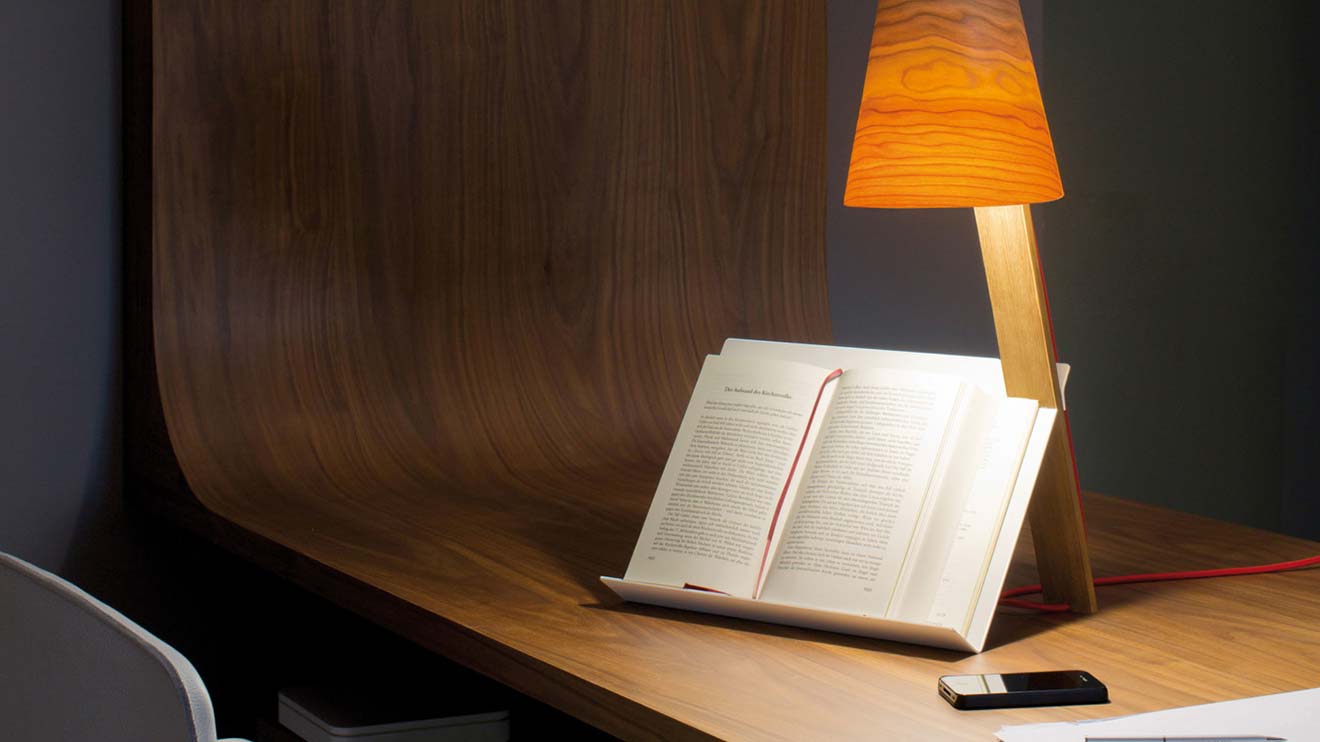 Praktisch: Bei "Asterisco" von LZF Lamps harmonieren Form und Funktion. Die Lampe spendet nicht nur Licht, sondern kann auch als Ablage für Buch oder Tablet dienen. 
